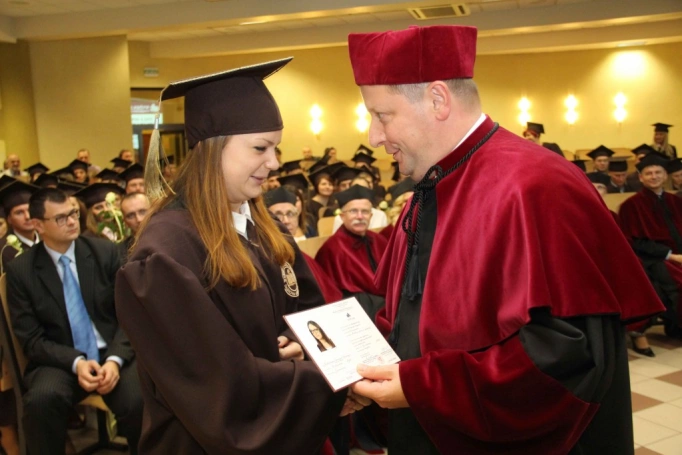 Zdjęcie nr 212 z galerii Gala wręczenia dyplom&oacute;w absolwentom studi&oacute;w II stopnia