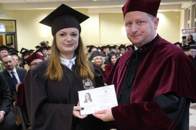 Zdjęcie nr 213 z galerii Gala wręczenia dyplom&oacute;w absolwentom studi&oacute;w II stopnia