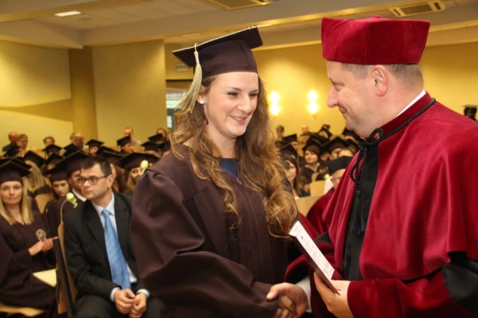 Zdjęcie nr 215 z galerii Gala wręczenia dyplom&oacute;w absolwentom studi&oacute;w II stopnia