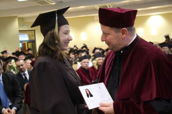 Zdjęcie nr 220 z galerii Gala wręczenia dyplom&oacute;w absolwentom studi&oacute;w II stopnia