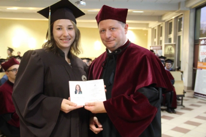 Zdjęcie nr 221 z galerii Gala wręczenia dyplom&oacute;w absolwentom studi&oacute;w II stopnia