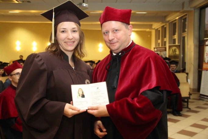 Zdjęcie nr 222 z galerii Gala wręczenia dyplom&oacute;w absolwentom studi&oacute;w II stopnia