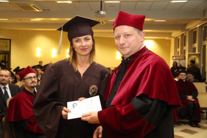 Zdjęcie nr 224 z galerii Gala wręczenia dyplom&oacute;w absolwentom studi&oacute;w II stopnia