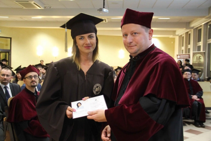 Zdjęcie nr 225 z galerii Gala wręczenia dyplom&oacute;w absolwentom studi&oacute;w II stopnia