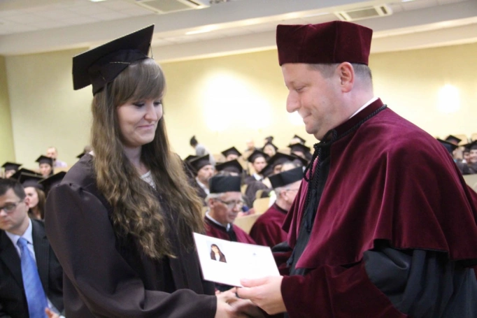 Zdjęcie nr 229 z galerii Gala wręczenia dyplom&oacute;w absolwentom studi&oacute;w II stopnia