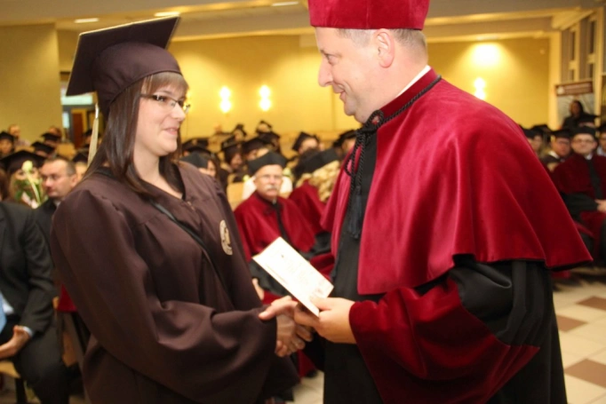 Zdjęcie nr 231 z galerii Gala wręczenia dyplom&oacute;w absolwentom studi&oacute;w II stopnia