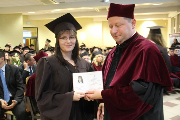 Zdjęcie nr 233 z galerii Gala wręczenia dyplom&oacute;w absolwentom studi&oacute;w II stopnia