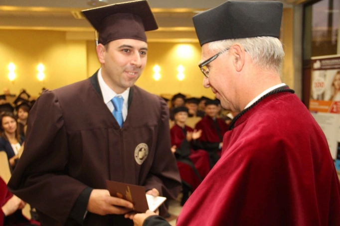 Zdjęcie nr 235 z galerii Gala wręczenia dyplom&oacute;w absolwentom studi&oacute;w II stopnia