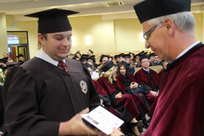 Zdjęcie nr 236 z galerii Gala wręczenia dyplom&oacute;w absolwentom studi&oacute;w II stopnia