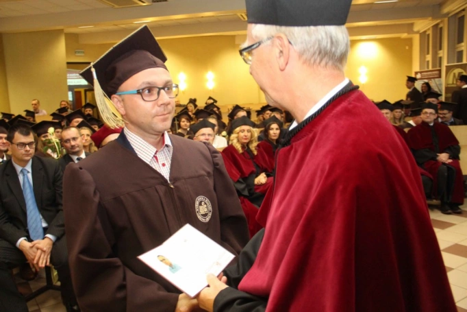 Zdjęcie nr 237 z galerii Gala wręczenia dyplom&oacute;w absolwentom studi&oacute;w II stopnia