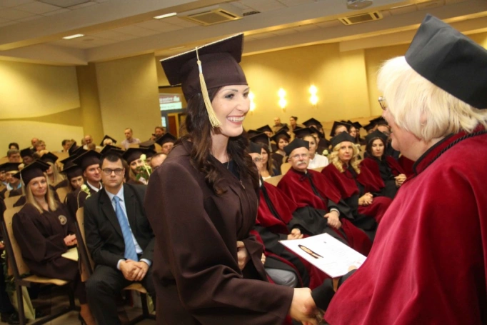 Zdjęcie nr 240 z galerii Gala wręczenia dyplom&oacute;w absolwentom studi&oacute;w II stopnia