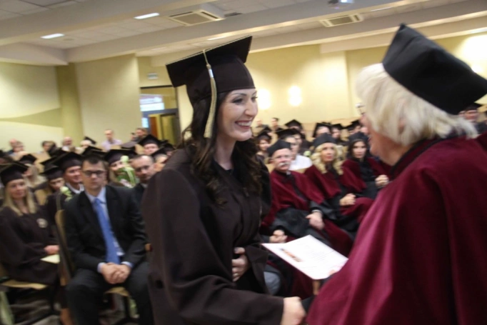 Zdjęcie nr 241 z galerii Gala wręczenia dyplom&oacute;w absolwentom studi&oacute;w II stopnia