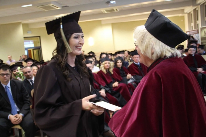 Zdjęcie nr 242 z galerii Gala wręczenia dyplom&oacute;w absolwentom studi&oacute;w II stopnia