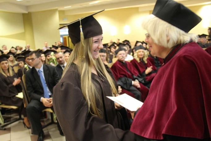 Zdjęcie nr 244 z galerii Gala wręczenia dyplom&oacute;w absolwentom studi&oacute;w II stopnia