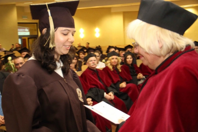 Zdjęcie nr 245 z galerii Gala wręczenia dyplom&oacute;w absolwentom studi&oacute;w II stopnia