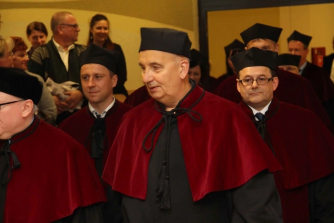 Zdjęcie nr 28 z galerii Gala wręczenia dyplom&oacute;w absolwentom studi&oacute;w II stopnia