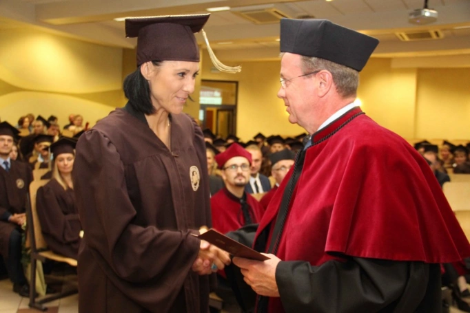 Zdjęcie nr 246 z galerii Gala wręczenia dyplom&oacute;w absolwentom studi&oacute;w II stopnia