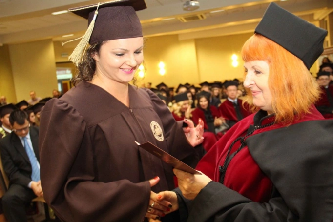 Zdjęcie nr 250 z galerii Gala wręczenia dyplom&oacute;w absolwentom studi&oacute;w II stopnia