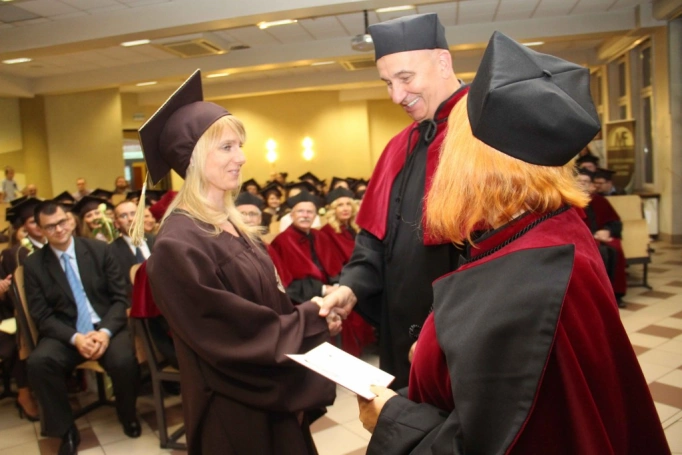 Zdjęcie nr 253 z galerii Gala wręczenia dyplom&oacute;w absolwentom studi&oacute;w II stopnia