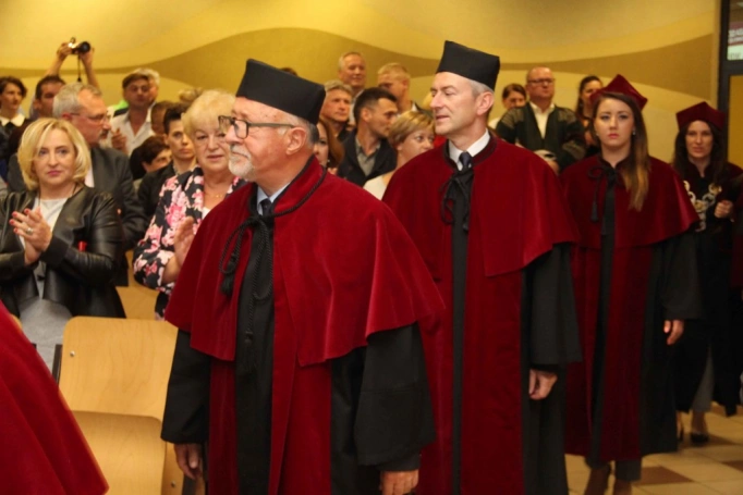 Zdjęcie nr 29 z galerii Gala wręczenia dyplom&oacute;w absolwentom studi&oacute;w II stopnia