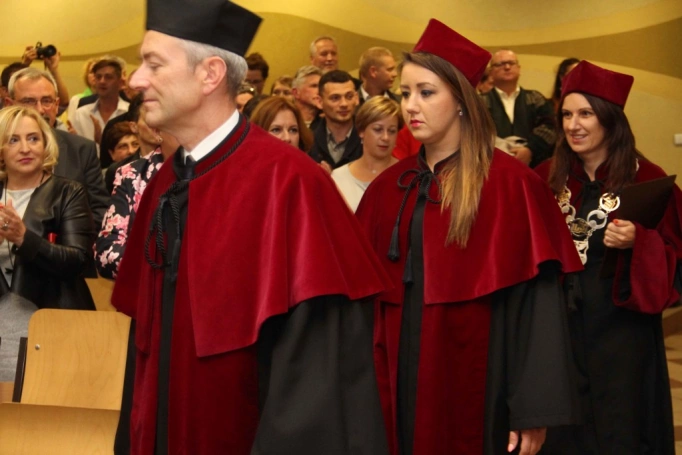 Zdjęcie nr 30 z galerii Gala wręczenia dyplom&oacute;w absolwentom studi&oacute;w II stopnia