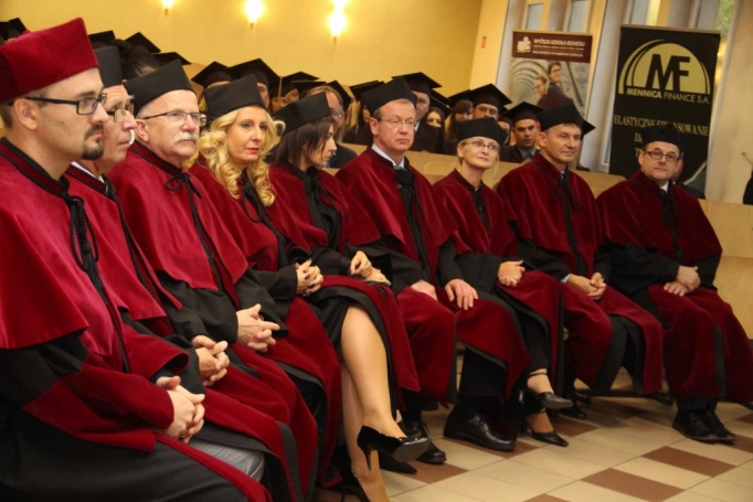 Zdjęcie nr 32 z galerii Gala wręczenia dyplom&oacute;w absolwentom studi&oacute;w II stopnia