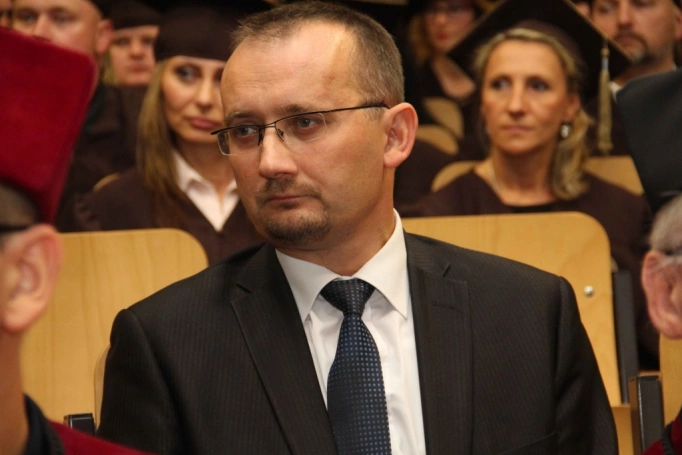 Zdjęcie nr 37 z galerii Gala wręczenia dyplom&oacute;w absolwentom studi&oacute;w II stopnia