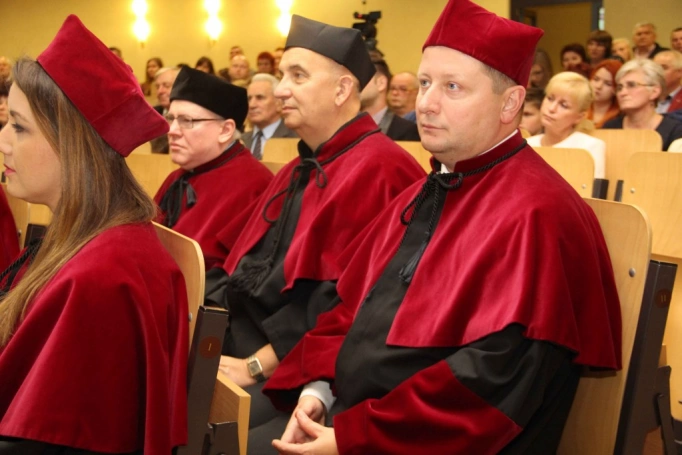 Zdjęcie nr 39 z galerii Gala wręczenia dyplom&oacute;w absolwentom studi&oacute;w II stopnia