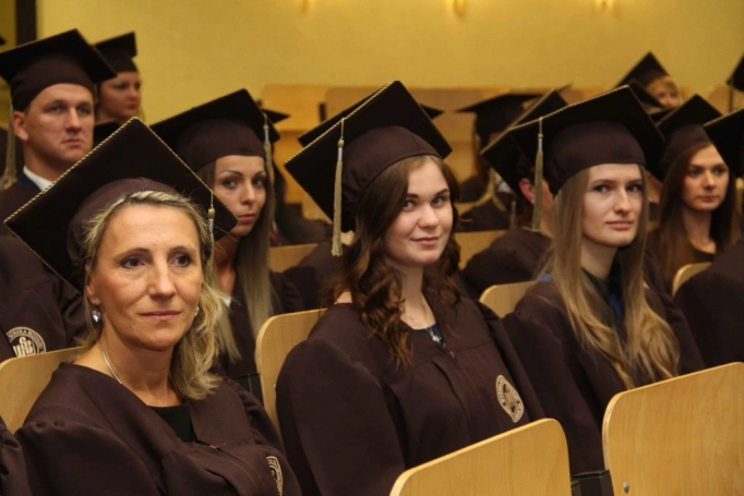 Zdjęcie nr 45 z galerii Gala wręczenia dyplom&oacute;w absolwentom studi&oacute;w II stopnia