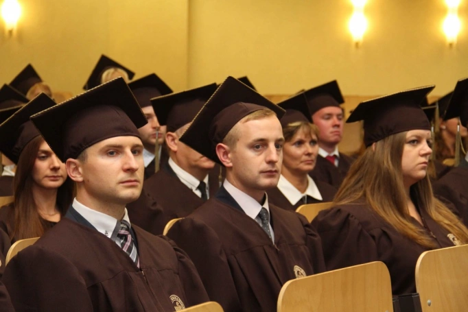 Zdjęcie nr 47 z galerii Gala wręczenia dyplom&oacute;w absolwentom studi&oacute;w II stopnia