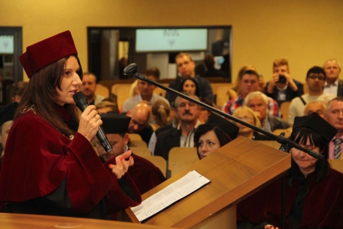 Zdjęcie nr 54 z galerii Gala wręczenia dyplom&oacute;w absolwentom studi&oacute;w II stopnia