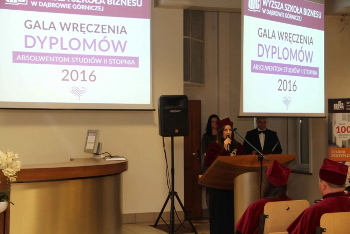 Zdjęcie nr 55 z galerii Gala wręczenia dyplom&oacute;w absolwentom studi&oacute;w II stopnia