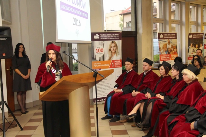 Zdjęcie nr 56 z galerii Gala wręczenia dyplom&oacute;w absolwentom studi&oacute;w II stopnia