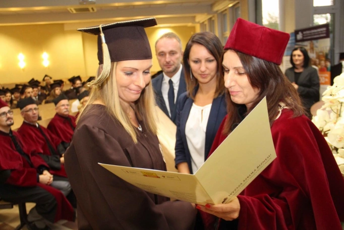 Zdjęcie nr 59 z galerii Gala wręczenia dyplom&oacute;w absolwentom studi&oacute;w II stopnia