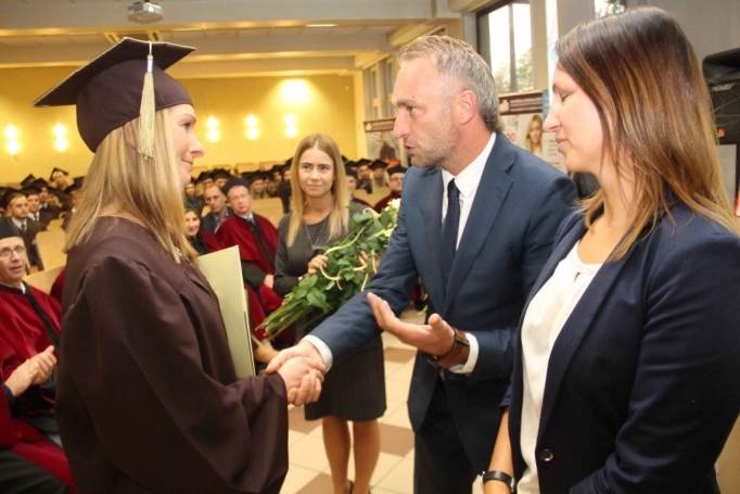 Zdjęcie nr 61 z galerii Gala wręczenia dyplom&oacute;w absolwentom studi&oacute;w II stopnia