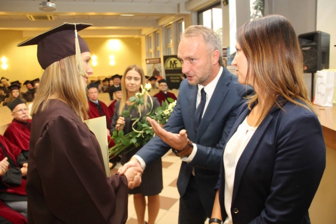 Zdjęcie nr 62 z galerii Gala wręczenia dyplom&oacute;w absolwentom studi&oacute;w II stopnia