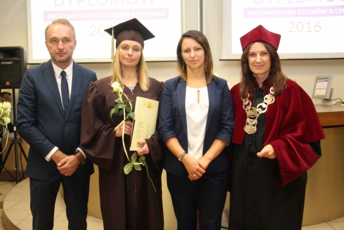 Zdjęcie nr 65 z galerii Gala wręczenia dyplom&oacute;w absolwentom studi&oacute;w II stopnia