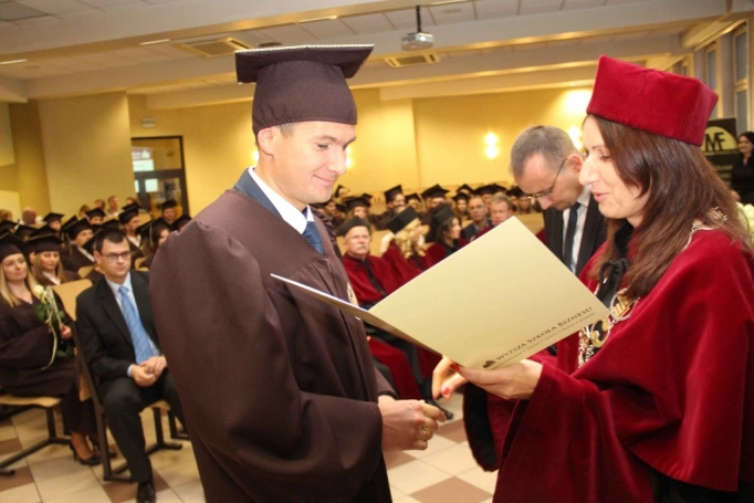 Zdjęcie nr 66 z galerii Gala wręczenia dyplom&oacute;w absolwentom studi&oacute;w II stopnia