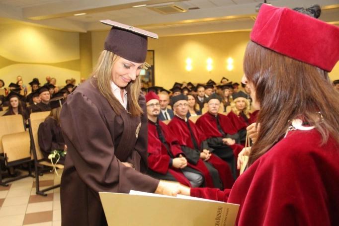 Zdjęcie nr 69 z galerii Gala wręczenia dyplom&oacute;w absolwentom studi&oacute;w II stopnia