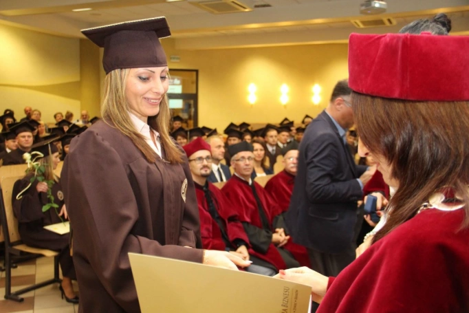 Zdjęcie nr 70 z galerii Gala wręczenia dyplom&oacute;w absolwentom studi&oacute;w II stopnia