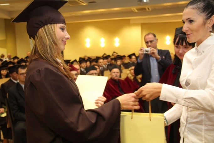 Zdjęcie nr 71 z galerii Gala wręczenia dyplom&oacute;w absolwentom studi&oacute;w II stopnia