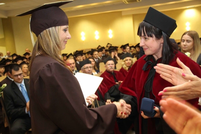 Zdjęcie nr 72 z galerii Gala wręczenia dyplom&oacute;w absolwentom studi&oacute;w II stopnia