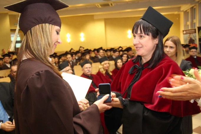 Zdjęcie nr 73 z galerii Gala wręczenia dyplom&oacute;w absolwentom studi&oacute;w II stopnia