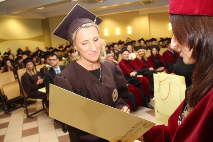 Zdjęcie nr 76 z galerii Gala wręczenia dyplom&oacute;w absolwentom studi&oacute;w II stopnia