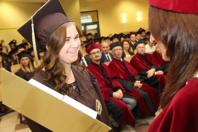 Zdjęcie nr 80 z galerii Gala wręczenia dyplom&oacute;w absolwentom studi&oacute;w II stopnia