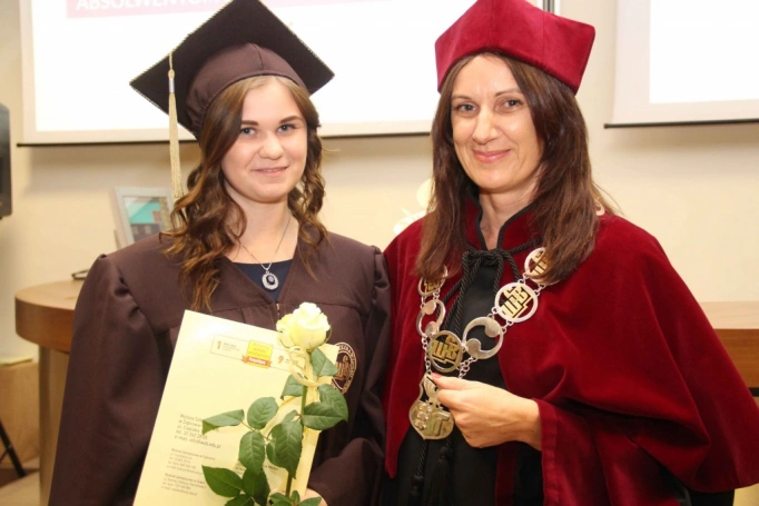 Zdjęcie nr 81 z galerii Gala wręczenia dyplom&oacute;w absolwentom studi&oacute;w II stopnia