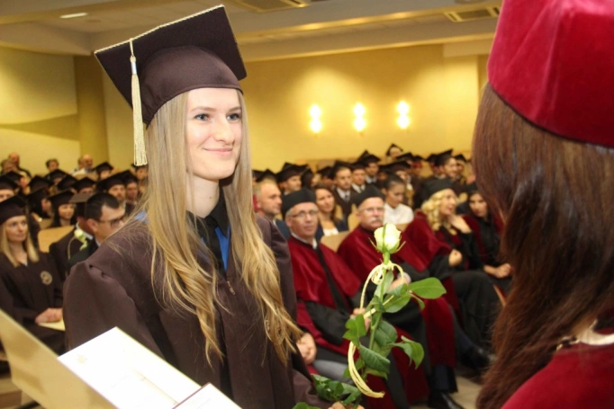 Zdjęcie nr 82 z galerii Gala wręczenia dyplom&oacute;w absolwentom studi&oacute;w II stopnia