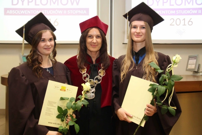 Zdjęcie nr 85 z galerii Gala wręczenia dyplom&oacute;w absolwentom studi&oacute;w II stopnia