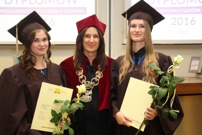 Zdjęcie nr 86 z galerii Gala wręczenia dyplom&oacute;w absolwentom studi&oacute;w II stopnia