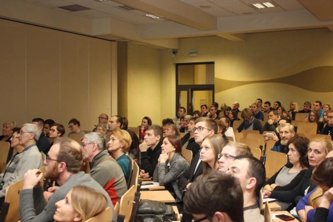 Zdjęcie nr 6 z galerii Pierwsze Akademickie Forum Taniego Podróżowania w WSB